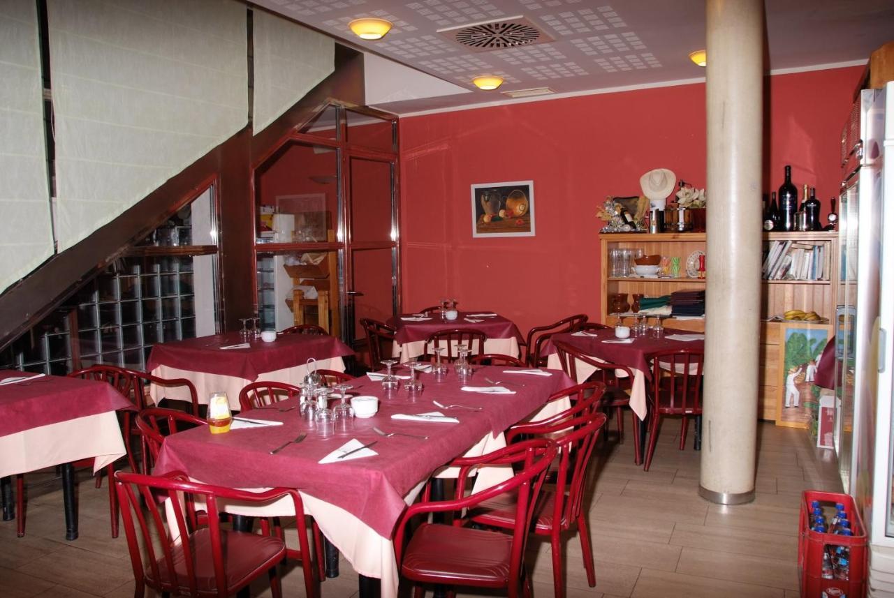 Hostal Restaurante Baraka Alagón Eksteriør bilde